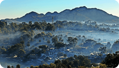 Munnar, Kerala โ Tea gardens wrapped in misty, endless green